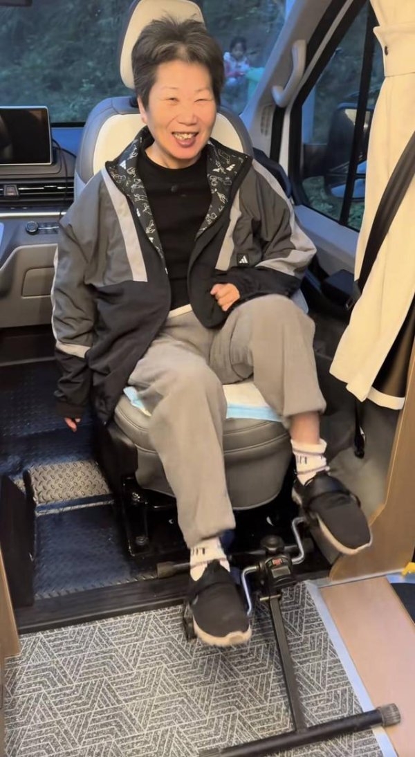 中兴证券 26岁小伙将开房车带瘫痪母亲旅行：在家照顾母亲三年，想带她看看更广阔的世界